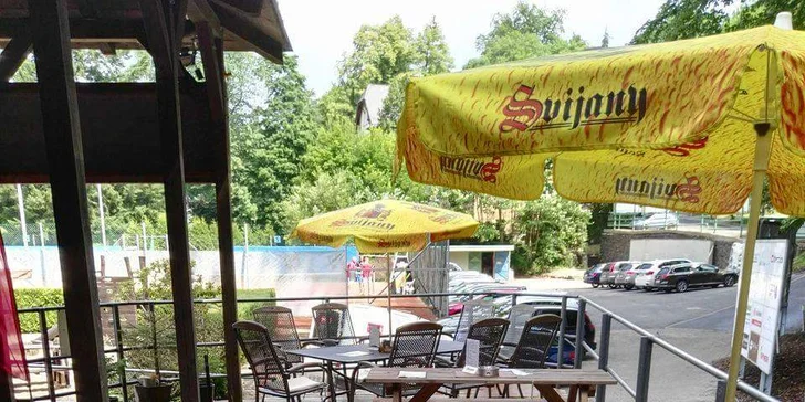 Před pizzou si můžete zahrát tenis.