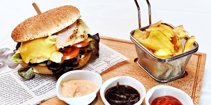 Hovězí či kuřecí maxi burger pro 1 i 2: Romantika a 200 g masa v Nerudovce
