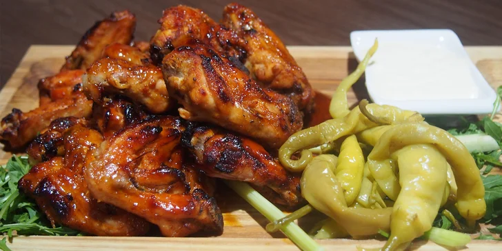 Pikantní kuřecí křídla s česnekovým dipem a pečivem v restauraci z roku 1962