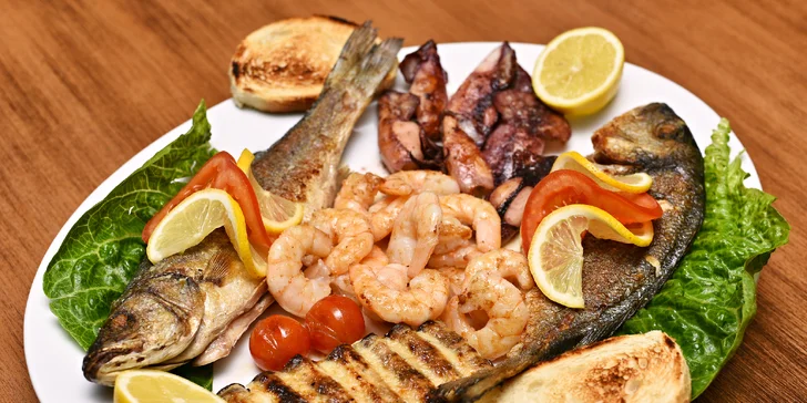 Středomořské speciality pro 2 osoby: mořský vlk, pražma, krevety i kalamáry
