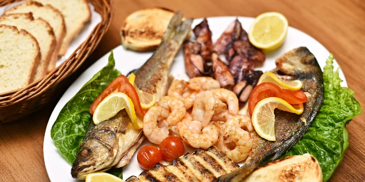 Středomořské speciality pro 2 osoby: mořský vlk, pražma, krevety i kalamáry