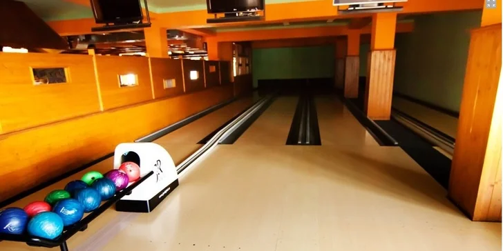 Zahrajte si bowling a k tomu spořádejte dvě pizzy