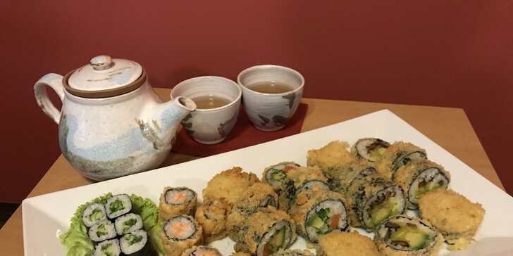 Sushi set s 28 kousky včetně rolek v tempuře a konvička čaje Hojicha