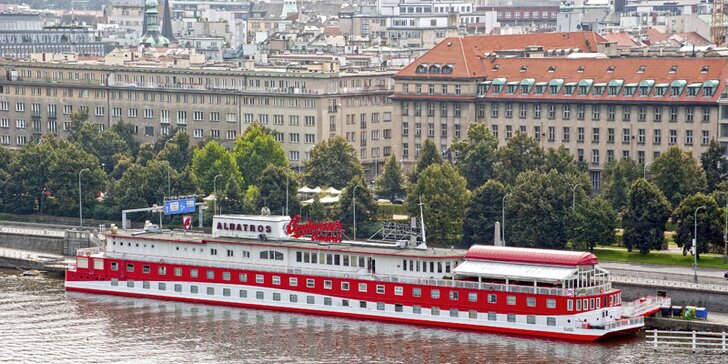 Romantika na vlnách Vltavy: bohaté tříchodové menu na lodi pro dvě osoby dle vašeho výběru
