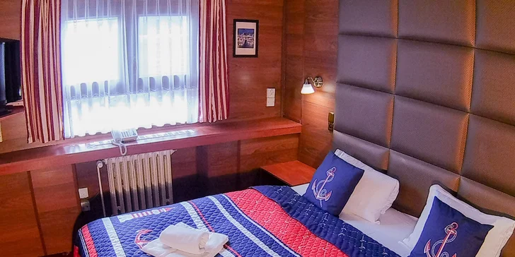 3–8 dní se snídaní v botelu na Vltavě přímo v srdci Prahy + hodinová projížďka na lodi