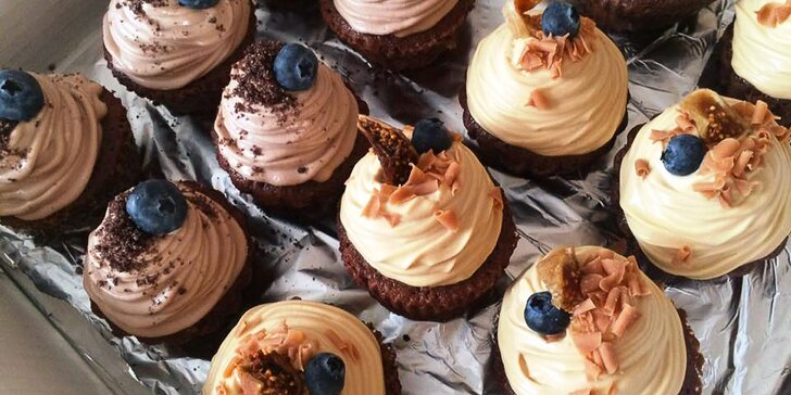10 cupcaků: vanilkový, čokoládový a perníkový korpus a pět různých krémů