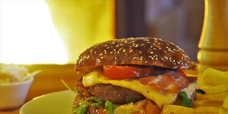 2× burger s masem i bez: výběr ze 4 druhů a hranolky či americké brambory