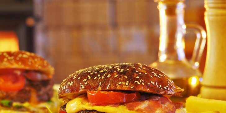 2× burger s masem i bez: výběr ze 4 druhů a hranolky či americké brambory