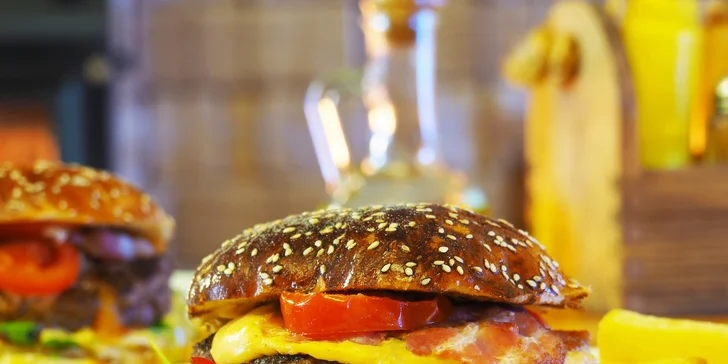 2× burger s masem i bez: výběr ze 4 druhů a hranolky či americké brambory