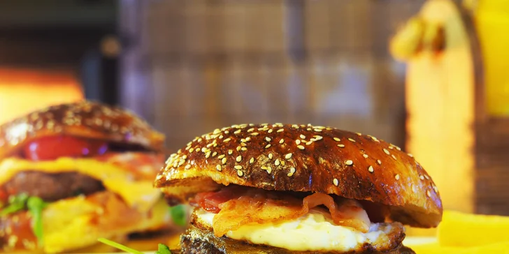 2× burger s masem i bez: výběr ze 4 druhů a hranolky či americké brambory