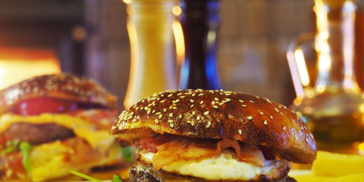 2× burger s masem i bez: výběr ze 4 druhů a hranolky či americké brambory