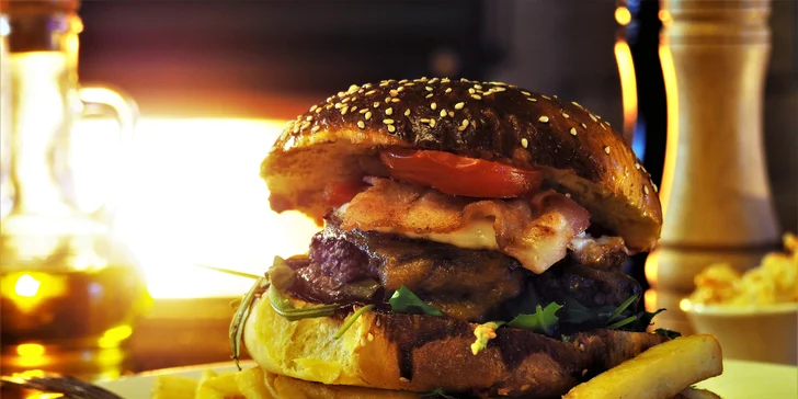 2× burger s masem i bez: výběr ze 4 druhů a hranolky či americké brambory