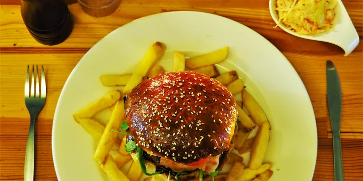 2× burger s masem i bez: výběr ze 4 druhů a hranolky či americké brambory