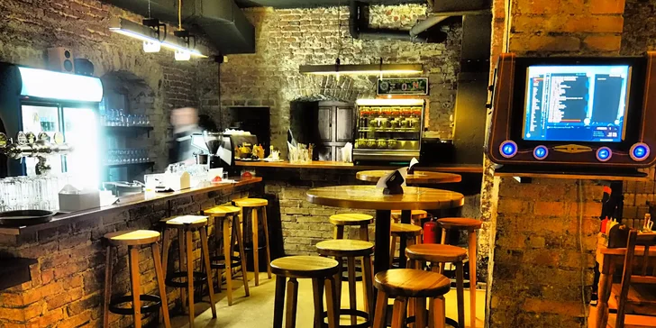 2× burger s masem i bez: výběr ze 4 druhů a hranolky či americké brambory