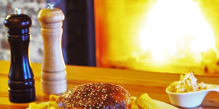 2× burger s masem i bez: výběr ze 4 druhů a hranolky či americké brambory
