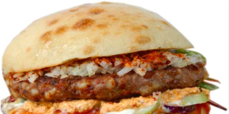 Pljeskavica, čevabčiči, kuřecí prso a další srbské speciality v chlebu s přílohou