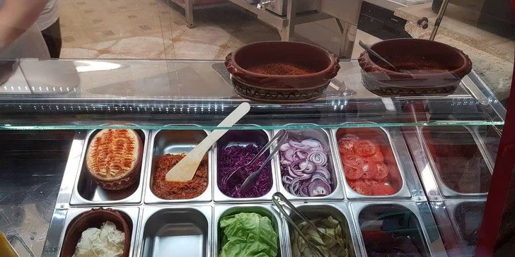 Pljeskavica, čevabčiči, kuřecí prso a další srbské speciality v chlebu s přílohou