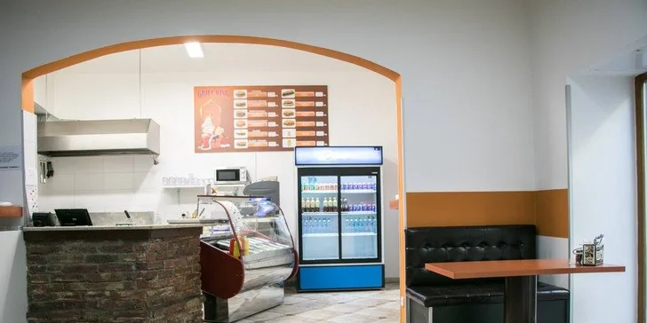 Pljeskavica, čevabčiči, kuřecí prso a další srbské speciality v chlebu s přílohou