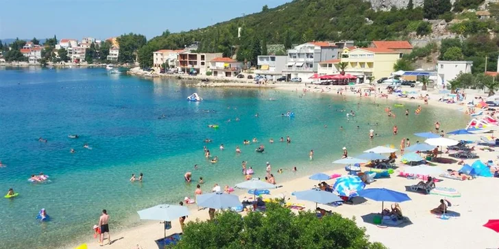 7 nocí v jižní Dalmácii: 3* hotel přímo na pláži, polopenze a dítě zdarma
