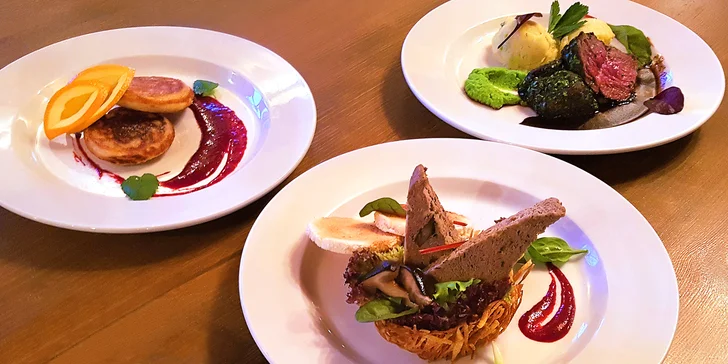 Tříchodové zvěřinové menu: zvěřinová paštika, jelení hřbet a lívance