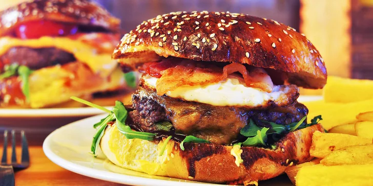 2× burger s masem i bez: výběr ze 4 druhů a hranolky či americké brambory