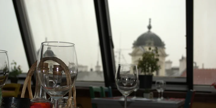 Valentýnské tříchodové menu s lososem nebo špízem, vínem a kávou pro dva