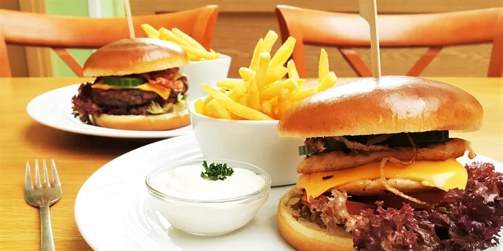 1 nebo 2 šťavnaté burgery s hovězím či kuřecím masem, hranolky a tatarkou
