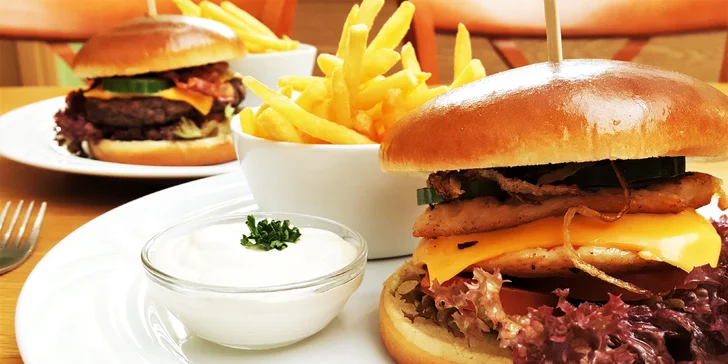1 nebo 2 šťavnaté burgery s hovězím či kuřecím masem, hranolky a tatarkou