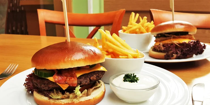 1 nebo 2 šťavnaté burgery s hovězím či kuřecím masem, hranolky a tatarkou