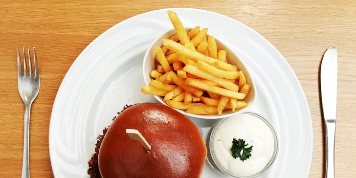1 nebo 2 šťavnaté burgery s hovězím či kuřecím masem, hranolky a tatarkou