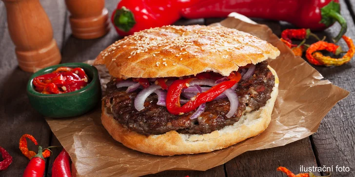 Pljeskavica, čevabčiči, kuřecí prso a další srbské speciality v chlebu s přílohou