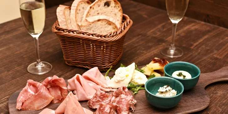 Tříchodové menu v italském stylu pro 2: předkrm, pizza Gourmet a dezert