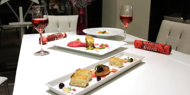 Valentýnské menu se živou hudbou: Foie gras, telecí hřbet i růžové pusinky