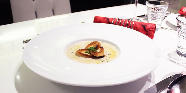 Valentýnské menu se živou hudbou: Foie gras, telecí hřbet i růžové pusinky