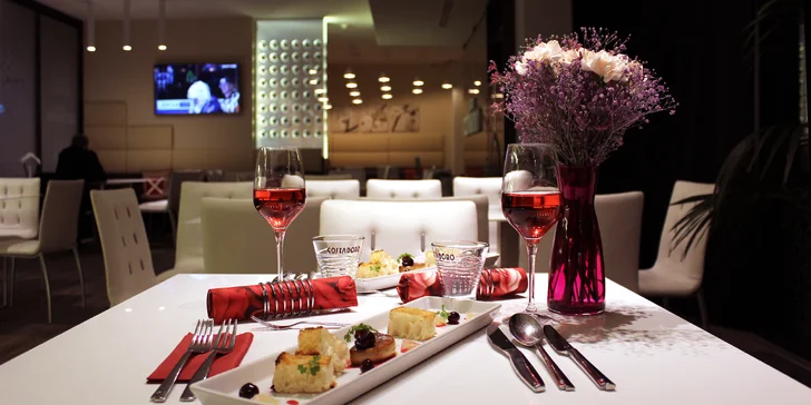 Valentýnské menu se živou hudbou: Foie gras, telecí hřbet i růžové pusinky