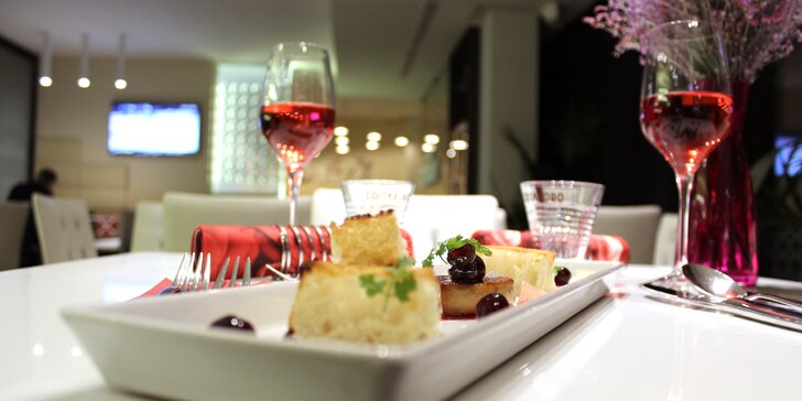 Valentýnské menu se živou hudbou: Foie gras, telecí hřbet i růžové pusinky