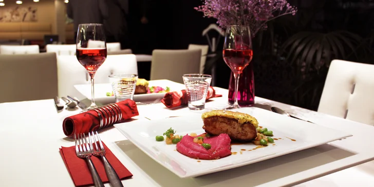 Valentýnské menu se živou hudbou: Foie gras, telecí hřbet i růžové pusinky
