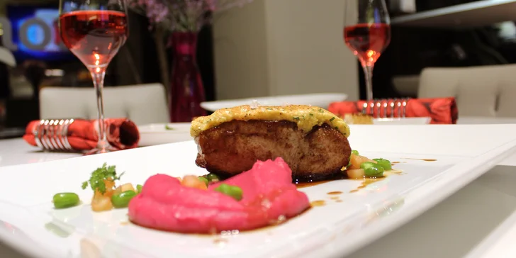 Valentýnské menu se živou hudbou: Foie gras, telecí hřbet i růžové pusinky