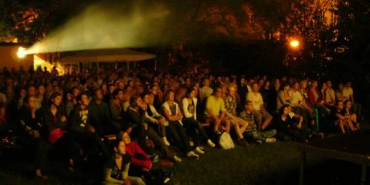40 Kč za lístek dle výběru na filmové představení do RWE letního kina Na Dobráku. Užijte si letní večery plné skvělých filmů s 50% slevou!