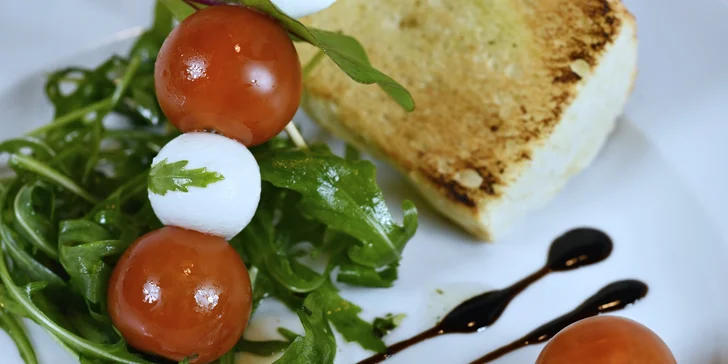 4chodové menu pro dva: předkrm, polévka s lososem, grilovaná panenka i dezert