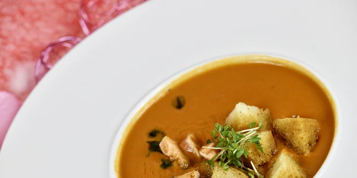 4chodové menu pro dva: předkrm, polévka s lososem, grilovaná panenka i dezert