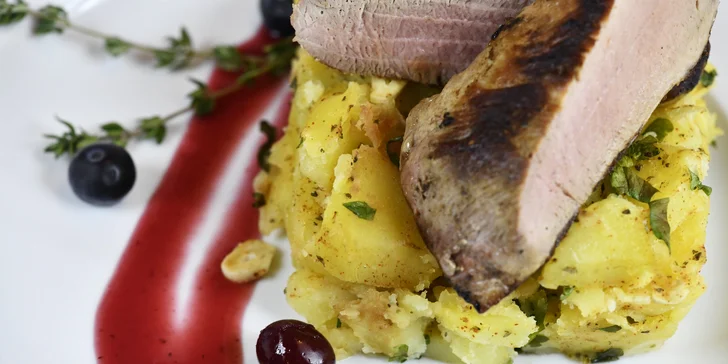 4chodové menu pro dva: předkrm, polévka s lososem, grilovaná panenka i dezert