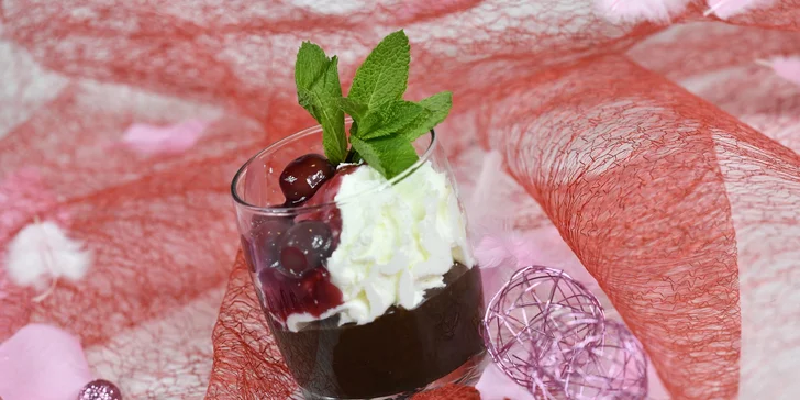 4chodové menu pro dva: předkrm, polévka s lososem, grilovaná panenka i dezert