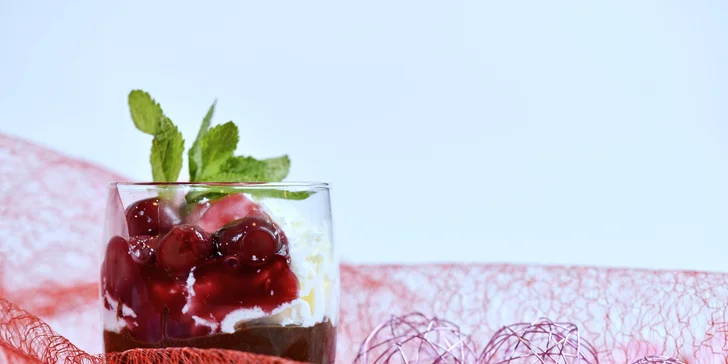 4chodové menu pro dva: předkrm, polévka s lososem, grilovaná panenka i dezert