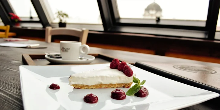 Valentýnské tříchodové menu s lososem nebo špízem, vínem a kávou pro dva