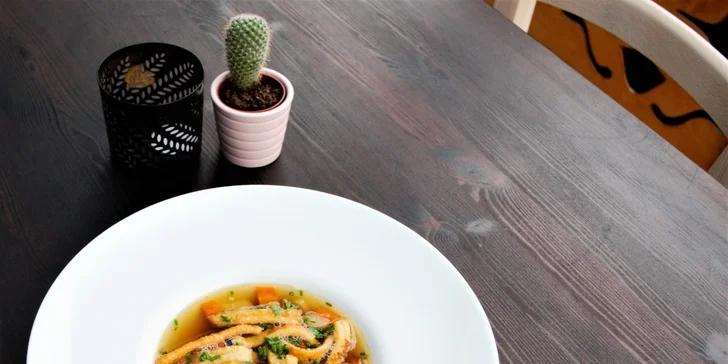 Valentýnské tříchodové menu s lososem nebo špízem, vínem a kávou pro dva