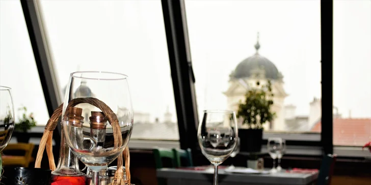 Valentýnské tříchodové menu s lososem nebo špízem, vínem a kávou pro dva