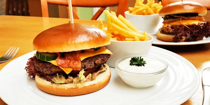 1 nebo 2 šťavnaté burgery s hovězím či kuřecím masem, hranolky a tatarkou