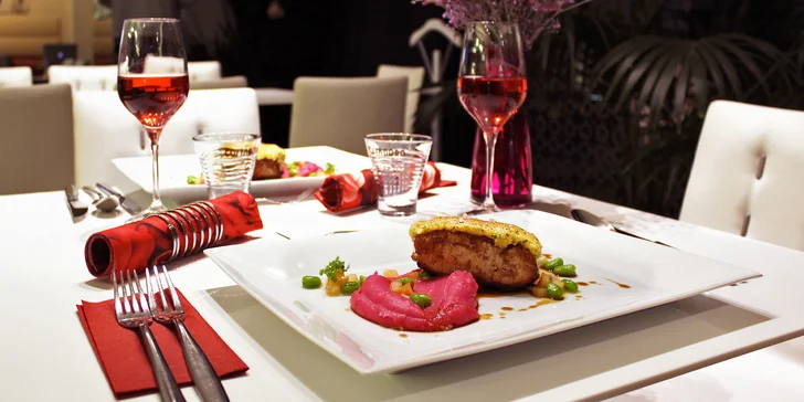 Valentýnské menu se živou hudbou: Foie gras, telecí hřbet i růžové pusinky