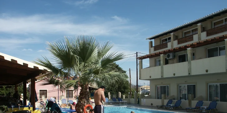 Letecky na Korfu: 7 nocí v hotelu s bazénem a polopenzí, 100 m od pláže